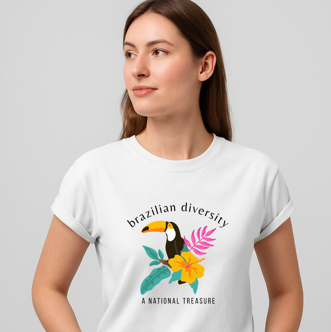 mulher usando camiseta branca brazilian diversity com um tucano