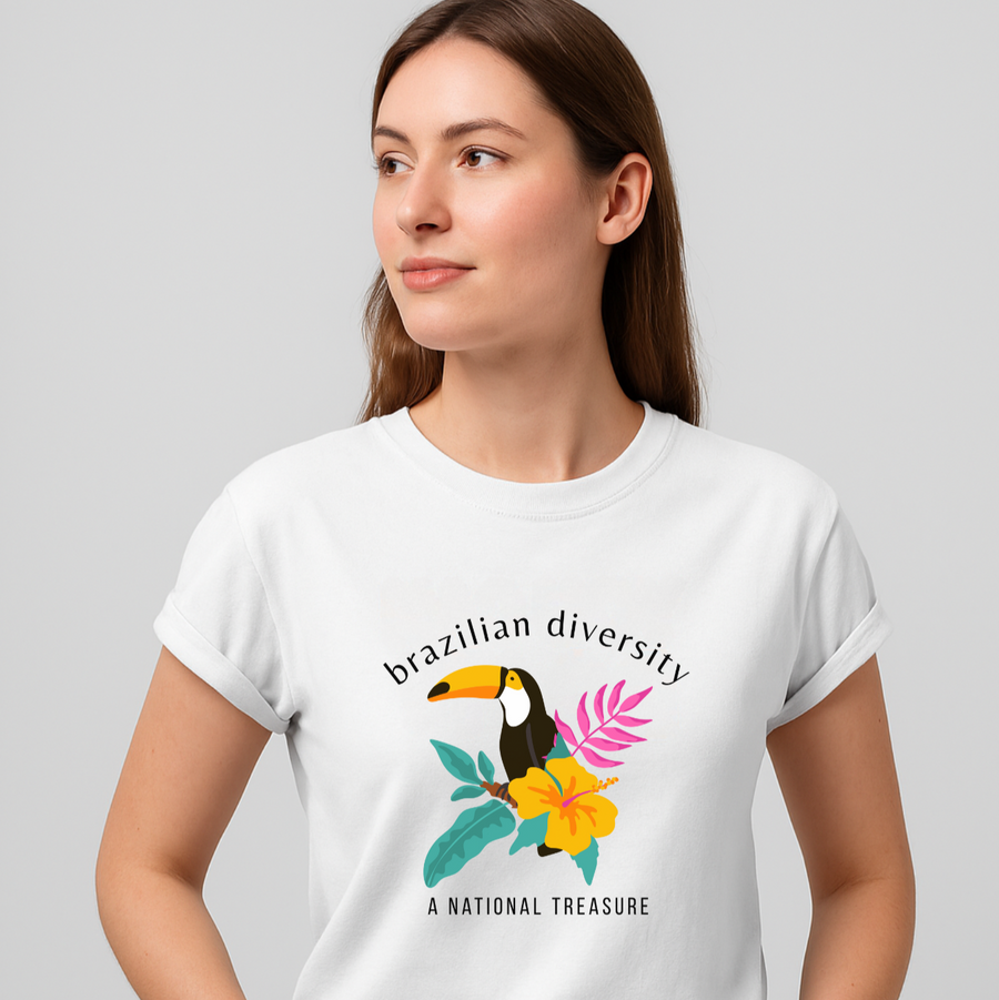 mulher usando camiseta branca brazilian diversity com um tucano